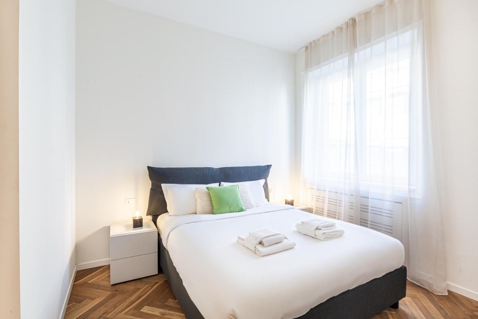 Cool And Big Duomo - White Apartment Mailand